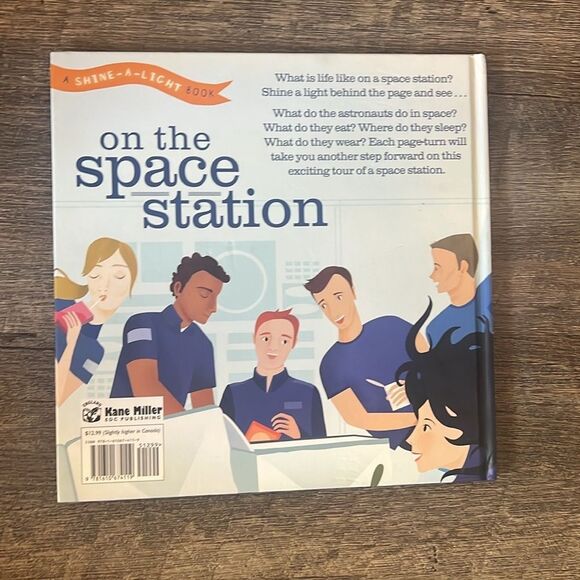 Kane Miller On the Space Station Shine-a-Light Children’s Flashlight Book Gift - Picture 8 of 9